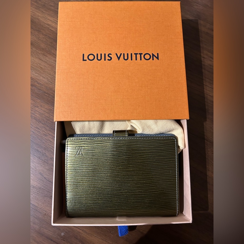 Gold-Green Louis Vuitton Epi Agenda with Pen, dust bag, and box - Picture 3 of 8